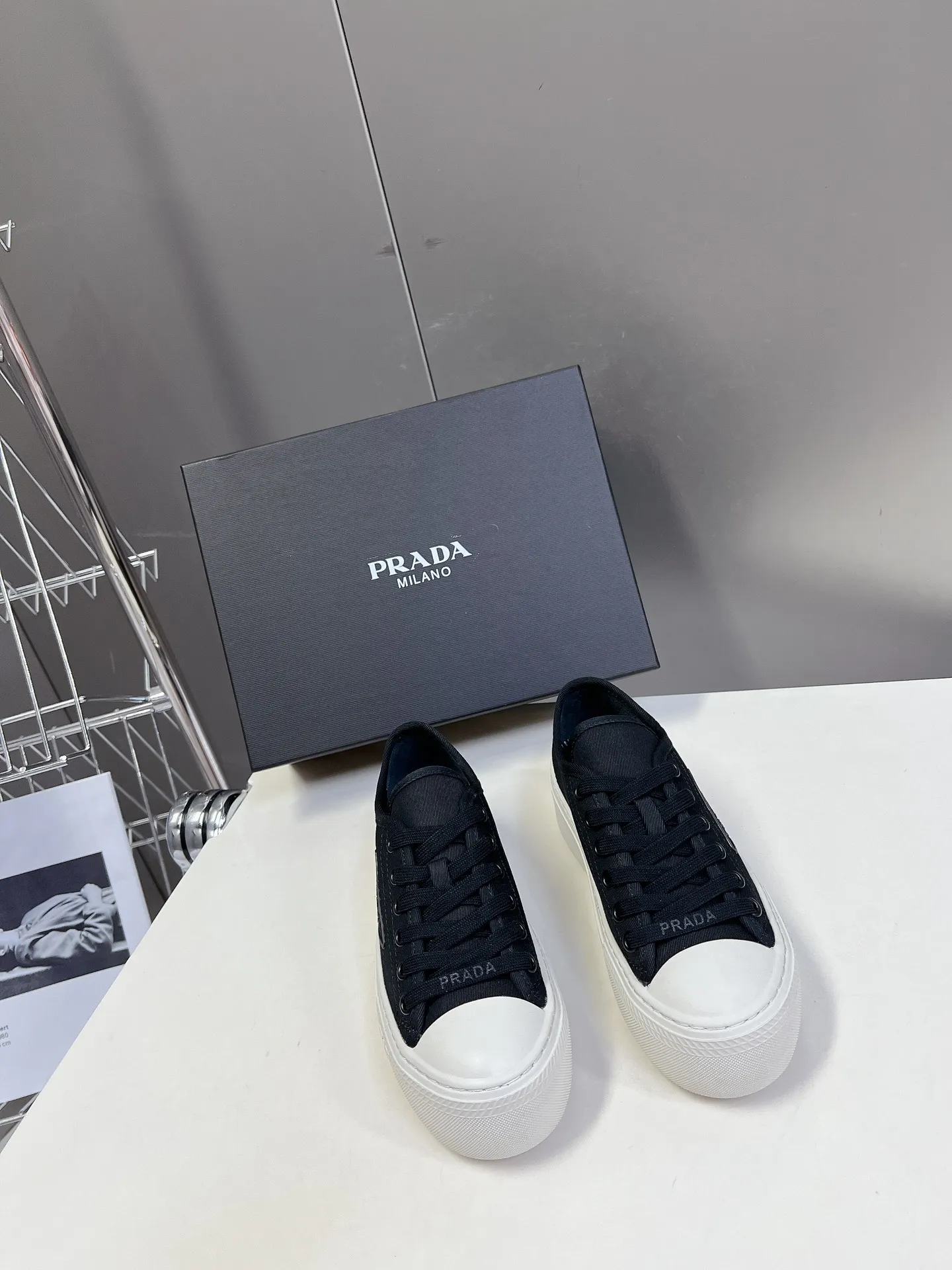 💕💕Factory direct selling price p480💕💕 Prada canvas shoes, the latest black technology in technical canvas. After a few years, Prada has brought us beautiful biscuit shoes. A must-have item that fashionistas must not miss. There are no complicated decorations, and the texture is very vintage. The purity and minimalism are neat and poetic. The latest canvas adds a casual touch.  Upper: Original technical canvas Short foot pad: Sheepskin Outsole: Eva ultra-light foam Outsole height 4CM Size: #35-41 (40 customizations are not returnable)